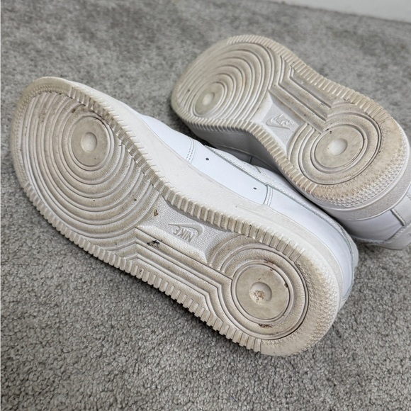 Nike Air Force One White Classic Sneakers with Leather Upper - Picture 9 of 10